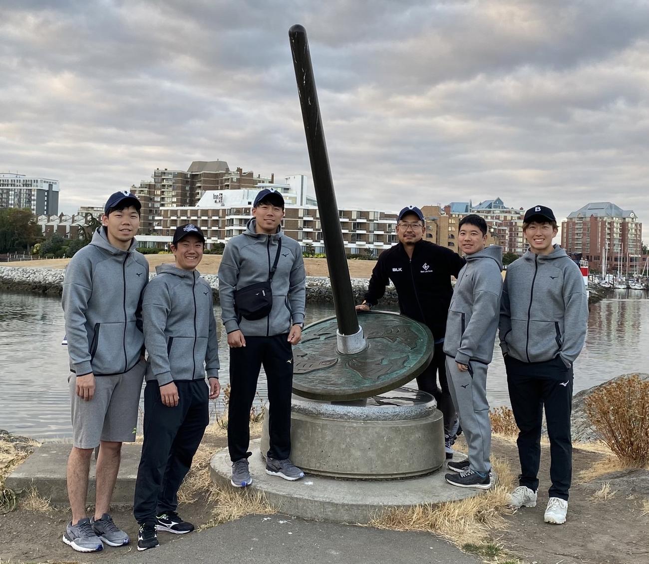 22年のカナダ合宿で笑顔を見せるKiT CURLING CLUBの選手たち。右から3人目がオフ・アイス・コーチの二ノ丸友幸氏（二ノ丸氏提供）