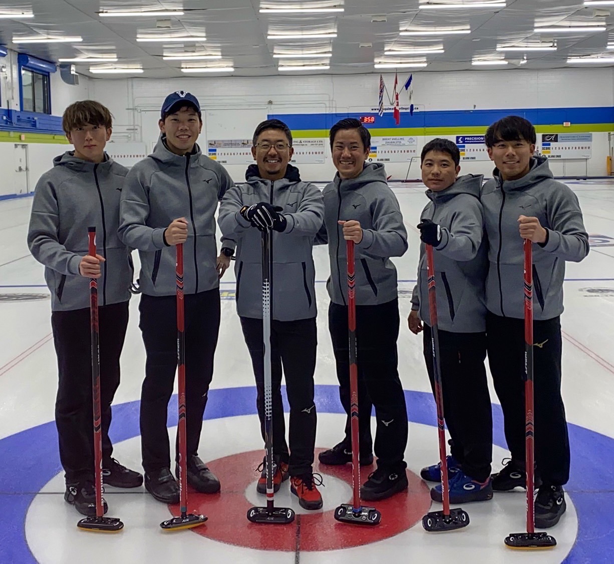 22年のカナダ合宿で笑顔を見せるKiT CURLING CLUBの選手たち。左から3人目がオフ・アイス・コーチの二ノ丸友幸氏（二ノ丸氏提供）
