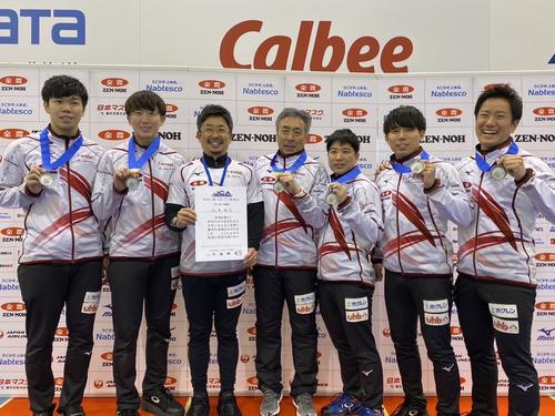 2月の日本選手権で男子準優勝したKiT CURLING CLUB。左から3人目がオフ・アイス・コーチの二ノ丸友幸氏（二ノ丸氏提供）