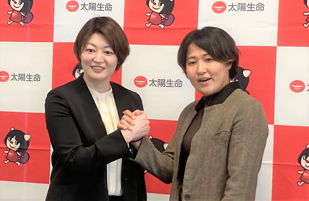 笑顔で握手を交わす元アイスホッケー日本代表の久保英恵さん（左）と女子7人制ラグビー日本代表の中村（撮影・藤塚大輔）