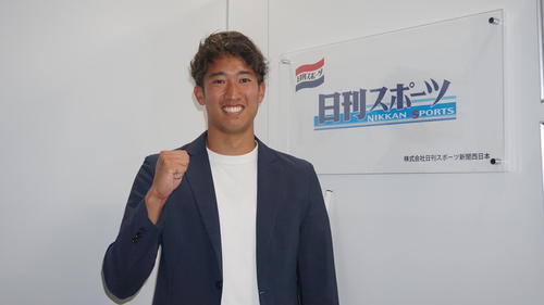 陸上木南道隆記念で初優勝した10種競技の田上駿は、大阪本社を訪れて、今後の活躍を誓った（撮影・松野奈音）