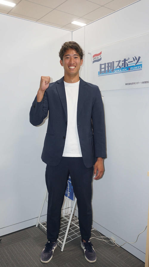 陸上木南道隆記念で初優勝した10種競技の田上駿は、大阪本社を訪れて、今後の活躍を誓った（撮影・松野奈音）