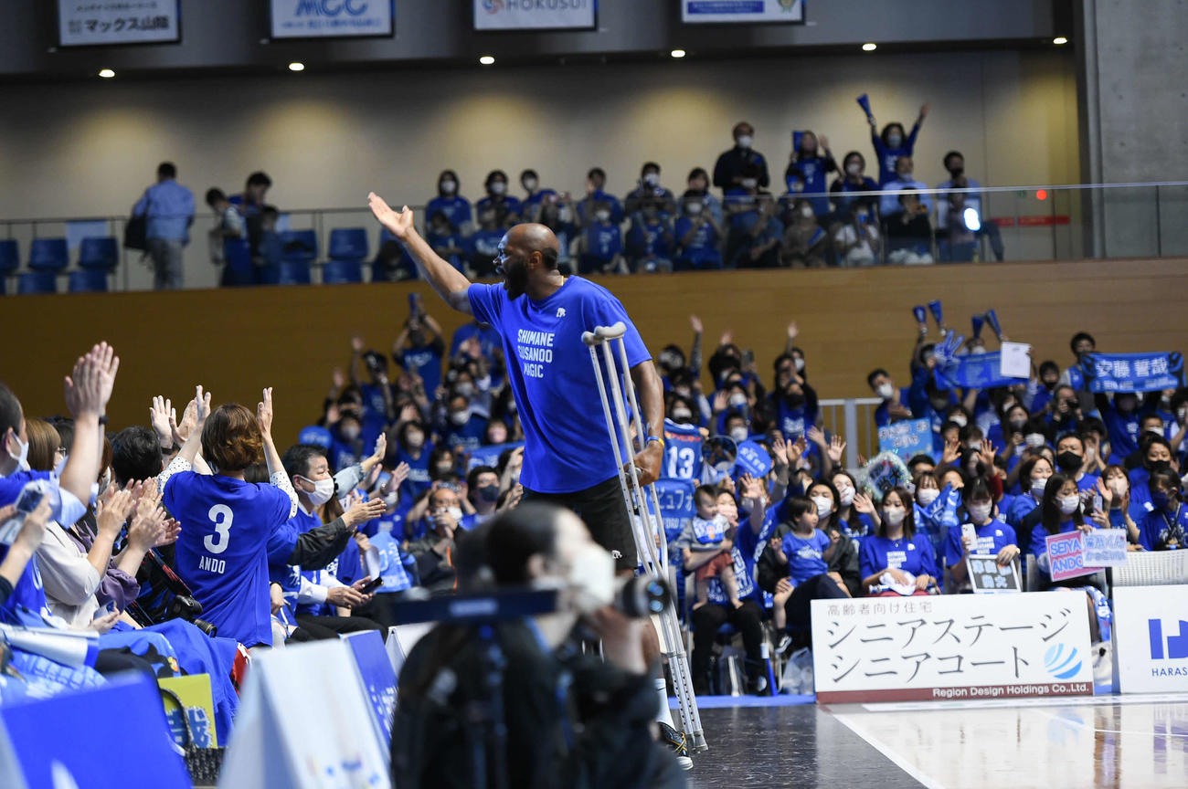 同僚ビュフォードをコートに呼び戻し、ファンに「MVP」コールをうながすB1島根のウィリアムス（中央）（Bリーグ提供）