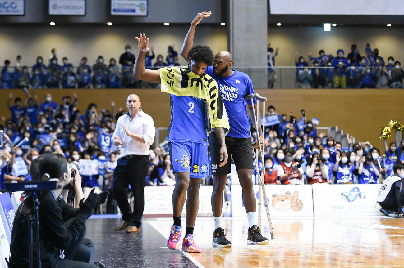悔しさをにじませながらもファンに手を振るB1島根のビュフォード（中央）と、ファンに「MVP」コールを呼びかけるウィリアムス（右）（Bリーグ提供）