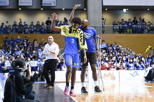 悔しさをにじませながらもファンに手を振るB1島根のビュフォード（中央）と、ファンに「MVP」コールを呼びかけるウィリアムス（右）（Bリーグ提供）