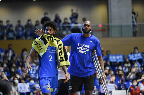 B1島根のビュフォード（左）と、チームメートのウィリアムス（Bリーグ提供）