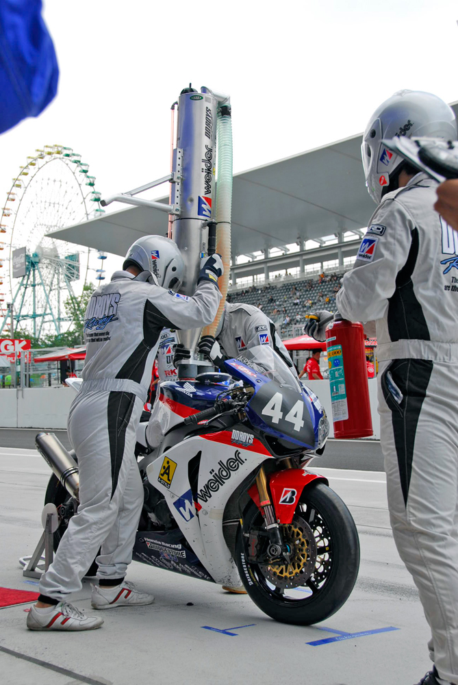 09年の鈴鹿8耐で、給油を行う「DDBOYS」のピットクルーたち。給油はタイヤ交換の後にしかできないルールになっている（撮影・大津賢一）
