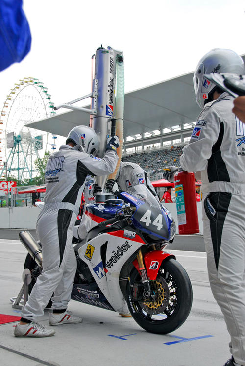 09年の鈴鹿8耐で、給油を行う「DDBOYS」のピットクルーたち。給油はタイヤ交換の後にしかできないルールになっている（撮影・大津賢一）