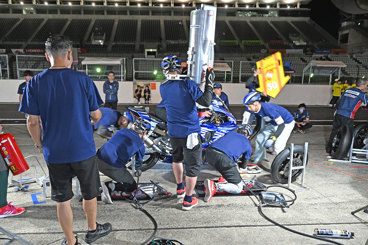 レース前日の夜、ピット作業の練習を行うチーム児玉のメンバーたち（撮影・大津賢一）