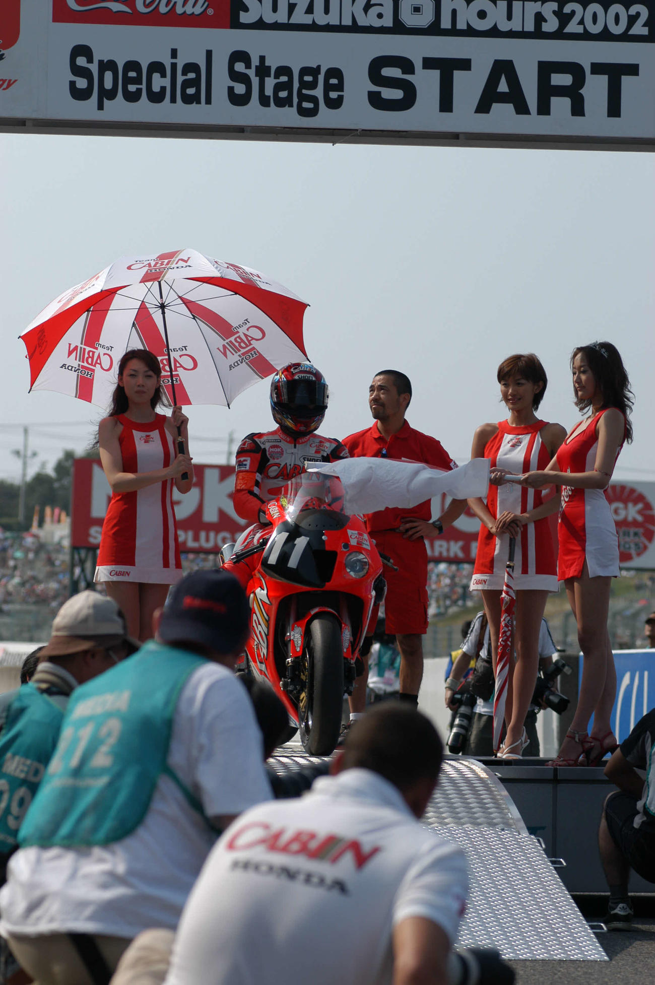 02年鈴鹿8耐スペシャルステージ、スタートを待つ加藤大治郎さん（撮影・大津賢一）