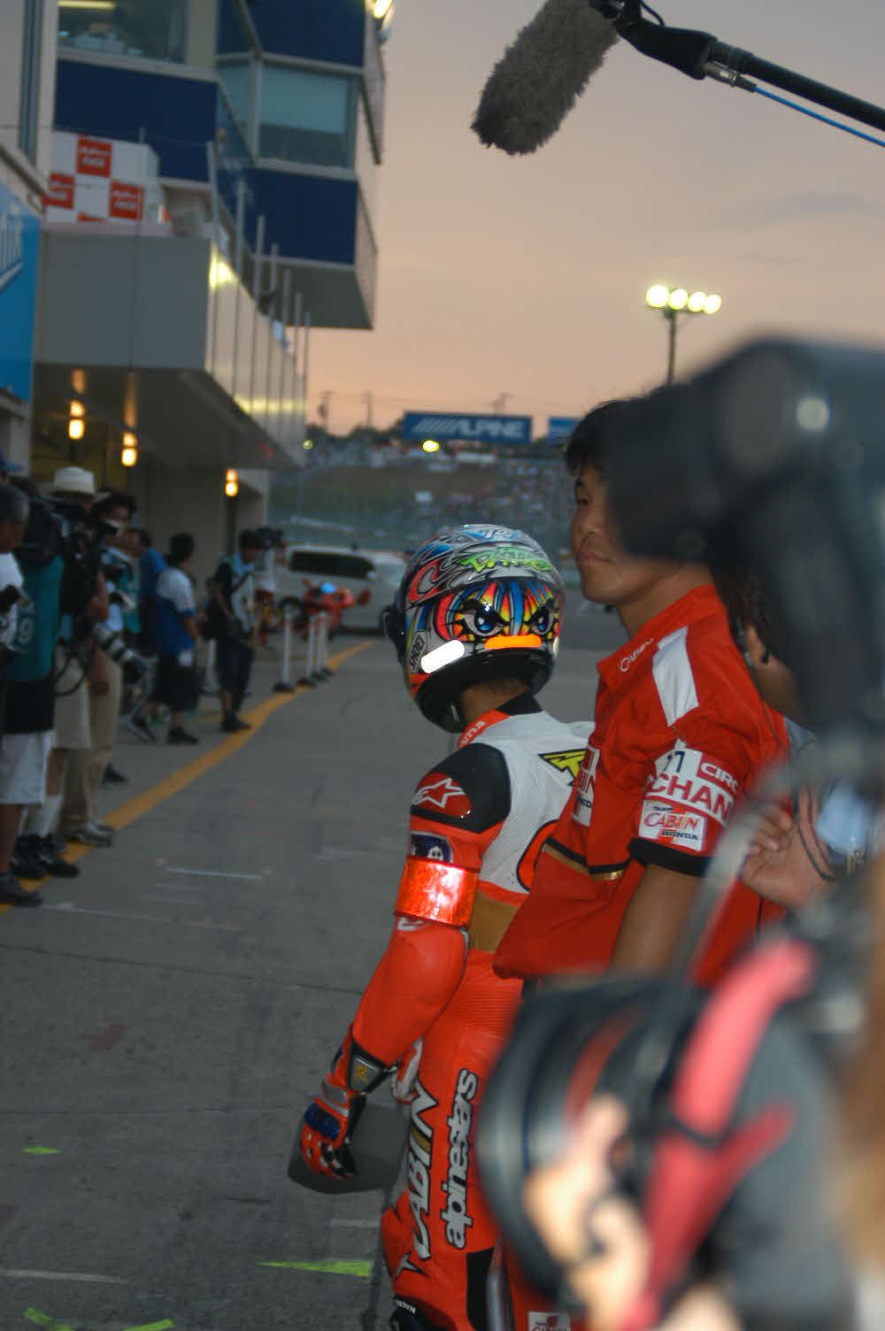 02年鈴鹿8耐、最後のライダー交代に臨む加藤大治郎さん（撮影・大津賢一）