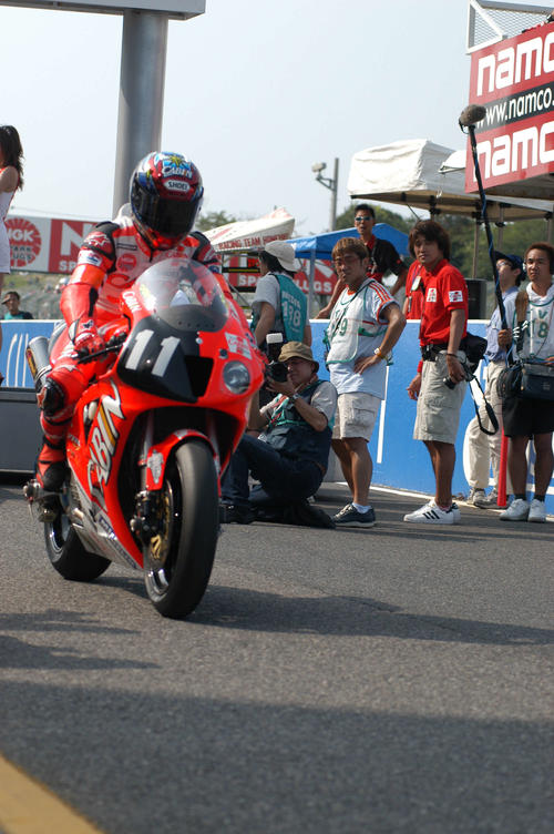 02年鈴鹿8耐スペシャルステージ、スタートする加藤大治郎さん（撮影・大津賢一）
