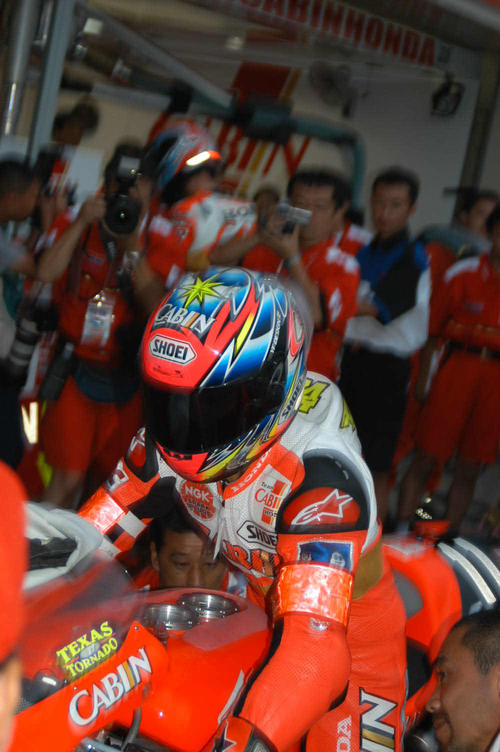 02年鈴鹿8耐、最終スティントでピットアウトする加藤大治郎さん（撮影・大津賢一）