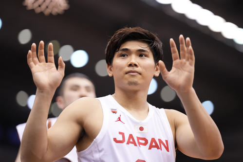ブースターの声援に応える原修太（2023年7月9日撮影）