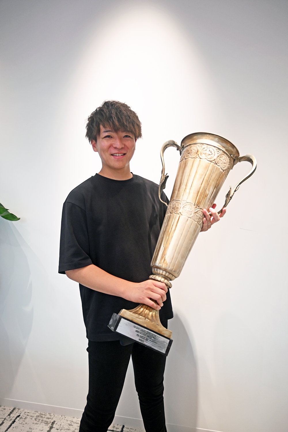 トロフィーを手にする冨林勇佑（撮影・大津賢一）