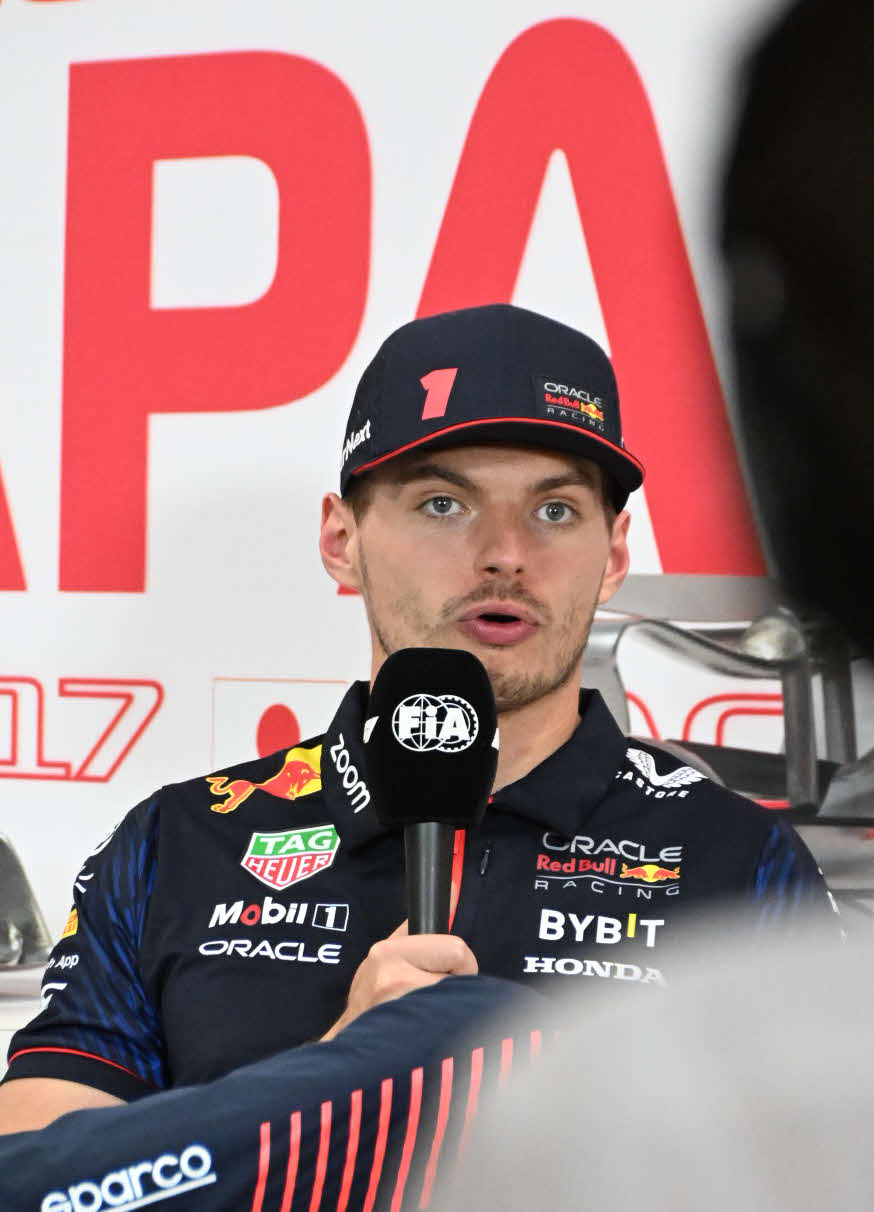 F1日本GPで、レース後の記者会見に応えるフェルスタッペン（撮影・大津賢一）＝2023年9月24日、鈴鹿