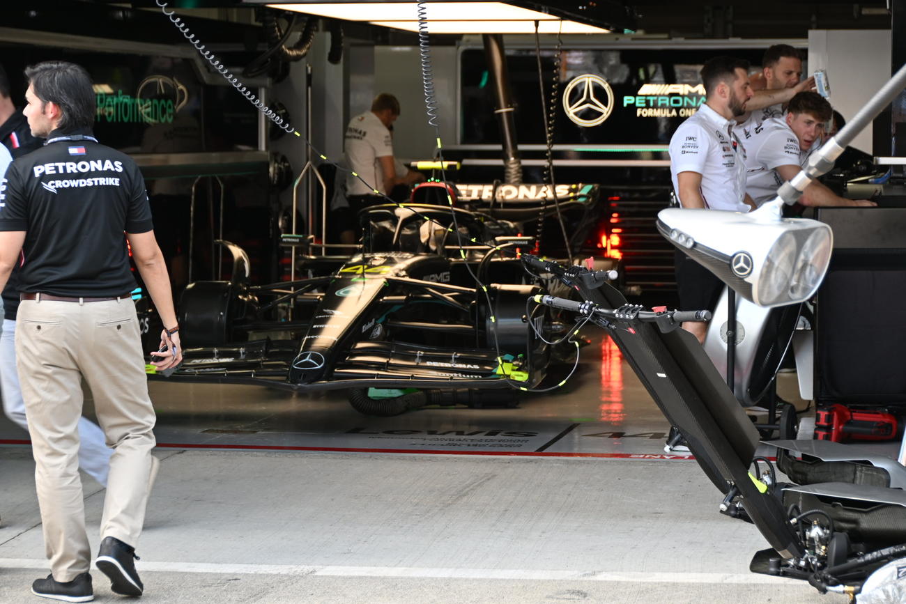 F1日本GPで、ピットに収まるハミルトンの44号車（撮影・大津賢一）＝2023年9月24日、鈴鹿