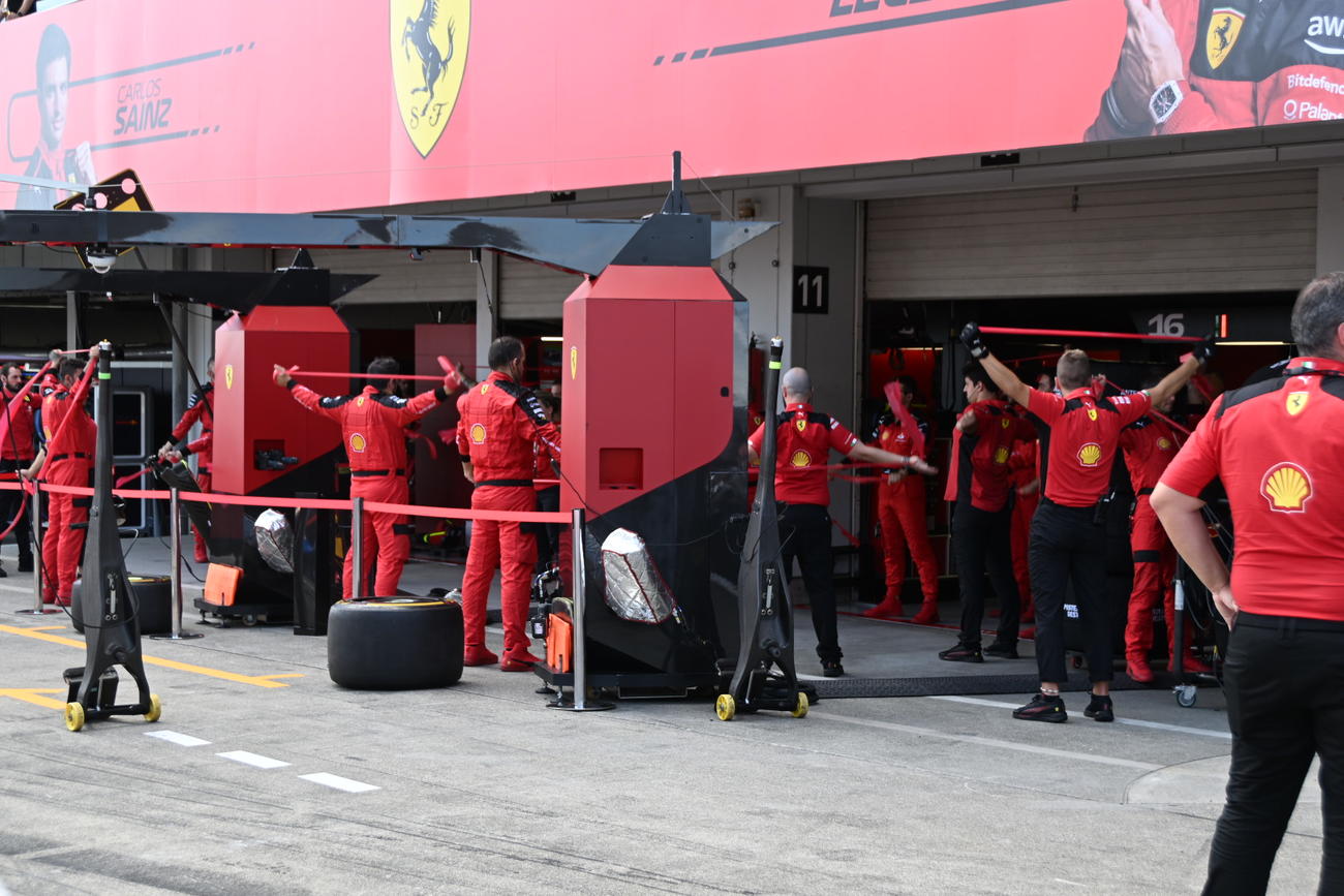 F1日本GPで、準備運動をするフェラーリのチームクルー（撮影・大津賢一）＝2023年9月24日、鈴鹿