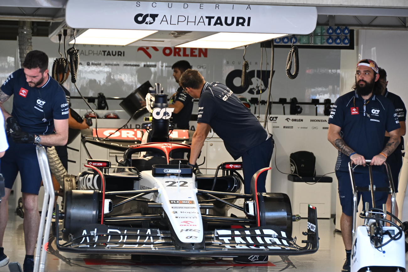 F1日本GPで、ピットに収まる角田裕毅の22号車（撮影・大津賢一）＝2023年9月24日、鈴鹿