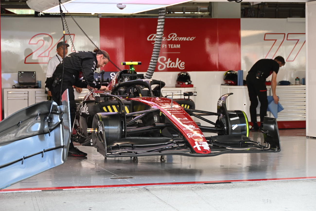F1日本GPで、ピットに収まる周冠宇の24号車（撮影・大津賢一）＝2023年9月24日、鈴鹿