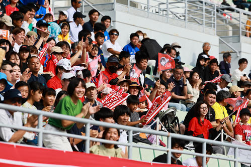 23年6月の日本選手権で女子走り幅跳びの秦へエールを送るシバタ工業の社員（同社より提供）