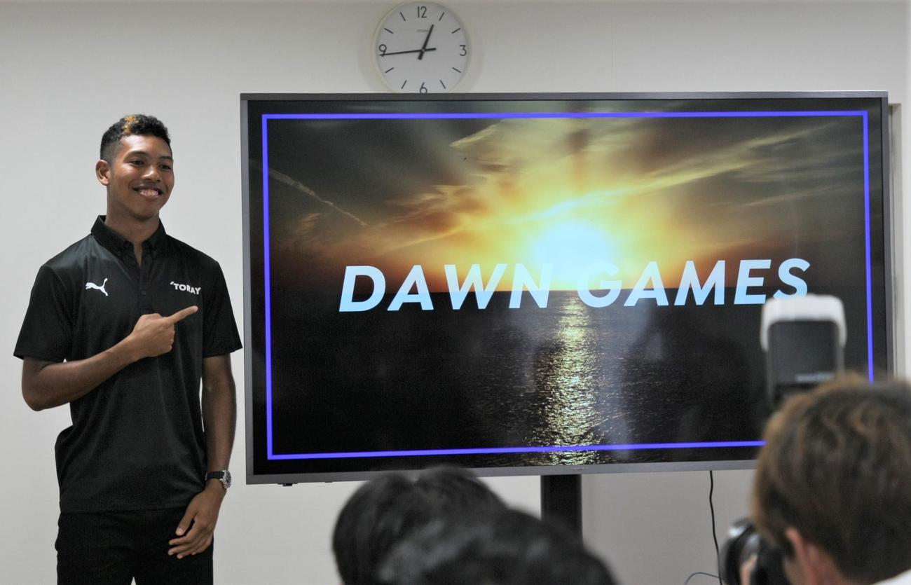 パリ五輪イヤーとなる来年に全国規模の陸上大会「DAWN GAMES」を主催すると説明した男子短距離のサニブラウン（撮影・藤塚大輔）