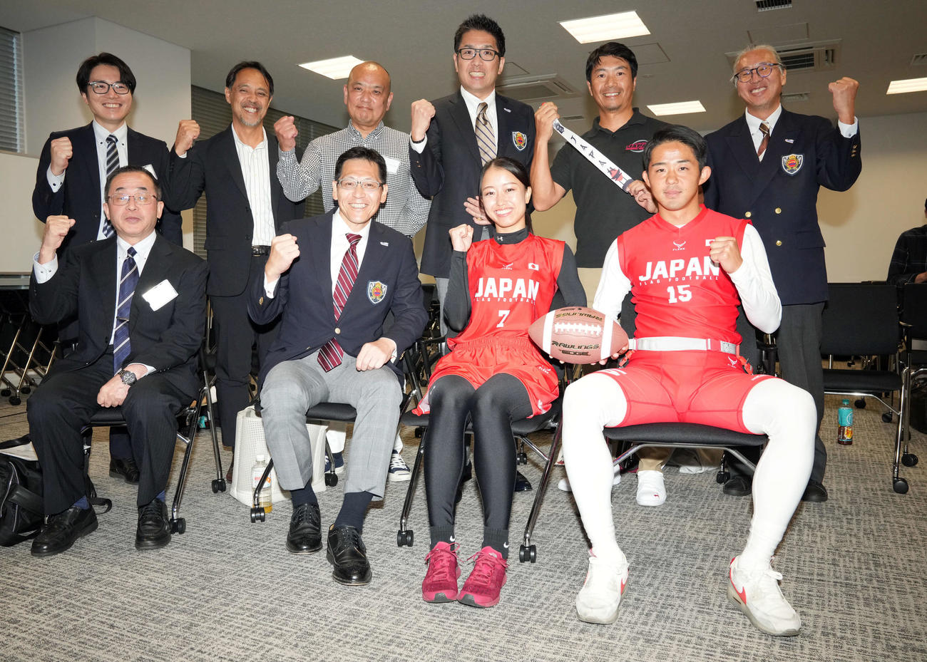 フラッグフットボールが2028年のロス五輪の追加競技に選出され笑顔を見せる、（前列右から）男子代表の植松、女子代表の近江、日本アメリカンフットボール協会寺田会長ら関係者（撮影・たえ見朱実）