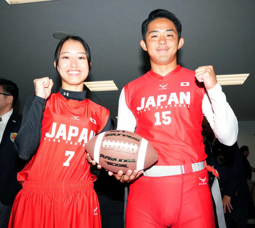 28年のロス五輪の追加競技に選出され、笑顔を見せるフラッグフットボール女子代表の近江（左）と男子代表の植松（撮影・たえ見朱実）