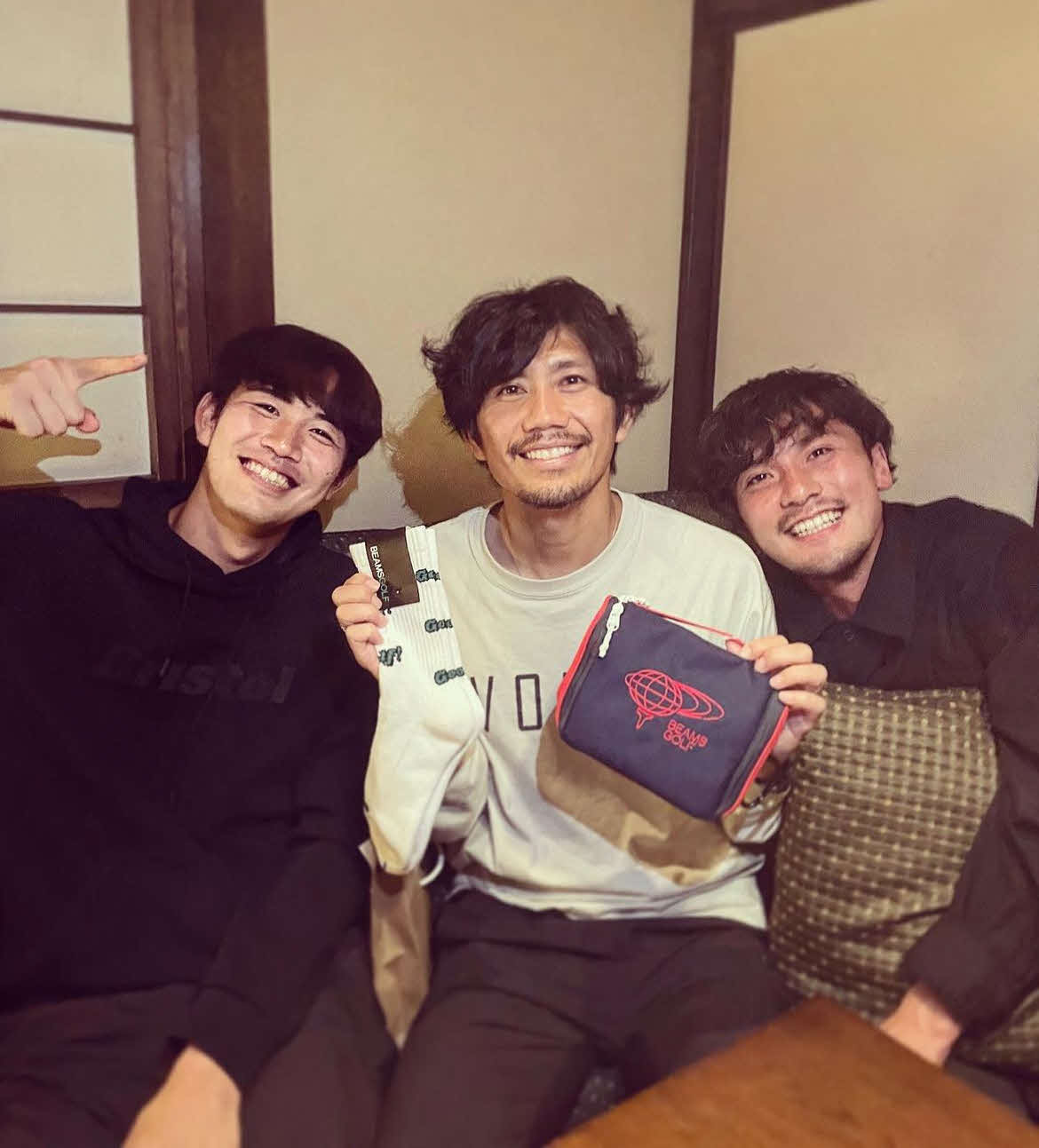 写真左からFC岐阜の茂木、柏木と山内。23年5月、柏木がアキレス腱断裂の負傷から8カ月ぶりに公式戦のピッチに立つと、2人から復帰祝いにゴルフグッズが贈られた