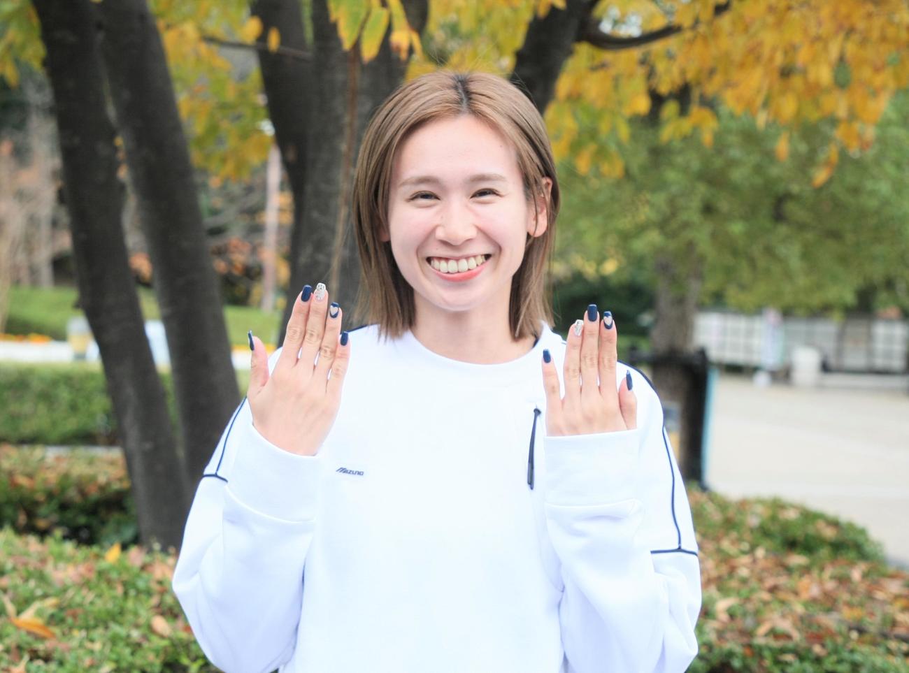 2023年11月末に取材に応じ、ネイルを見せて笑みを浮かべる陸上女子走り幅跳びの秦澄美鈴
