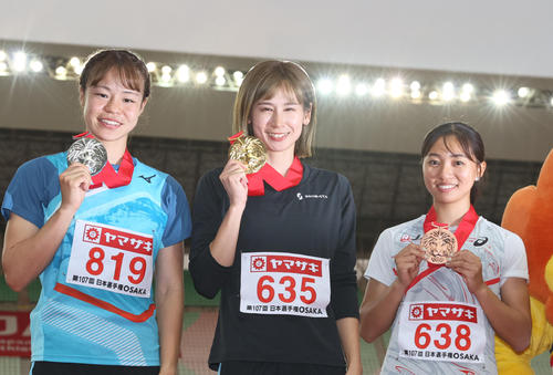 23年6月、日本選手権で優勝した秦澄美鈴(中央)