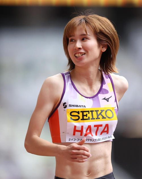 跳躍後に笑顔を見せる秦澄美鈴(2022年撮影)