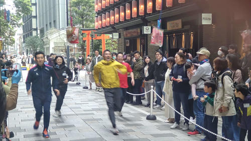 パン食い競争には岩崎恭子さん(左から2人目)も参加した