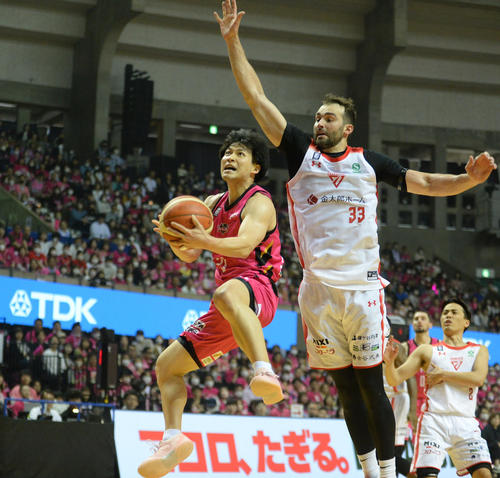 4日、秋田対千葉　チーム最多の13得点を挙げた秋田・長谷川（左）