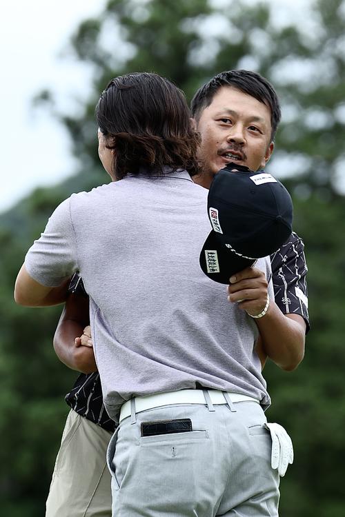 BMW日本ゴルフツアー選手権森ビルカップ　プレーオフを制した岩田寛と健闘をたたえ合う石川遼（手前）（2024年6月9日撮影）