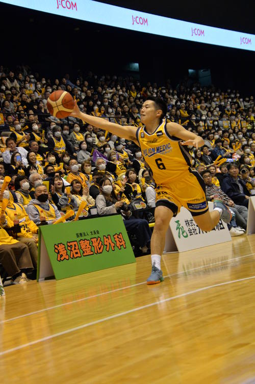 2023年12月9日、仙台対三河　ルーズボールに飛び込む仙台89ERS・岡田