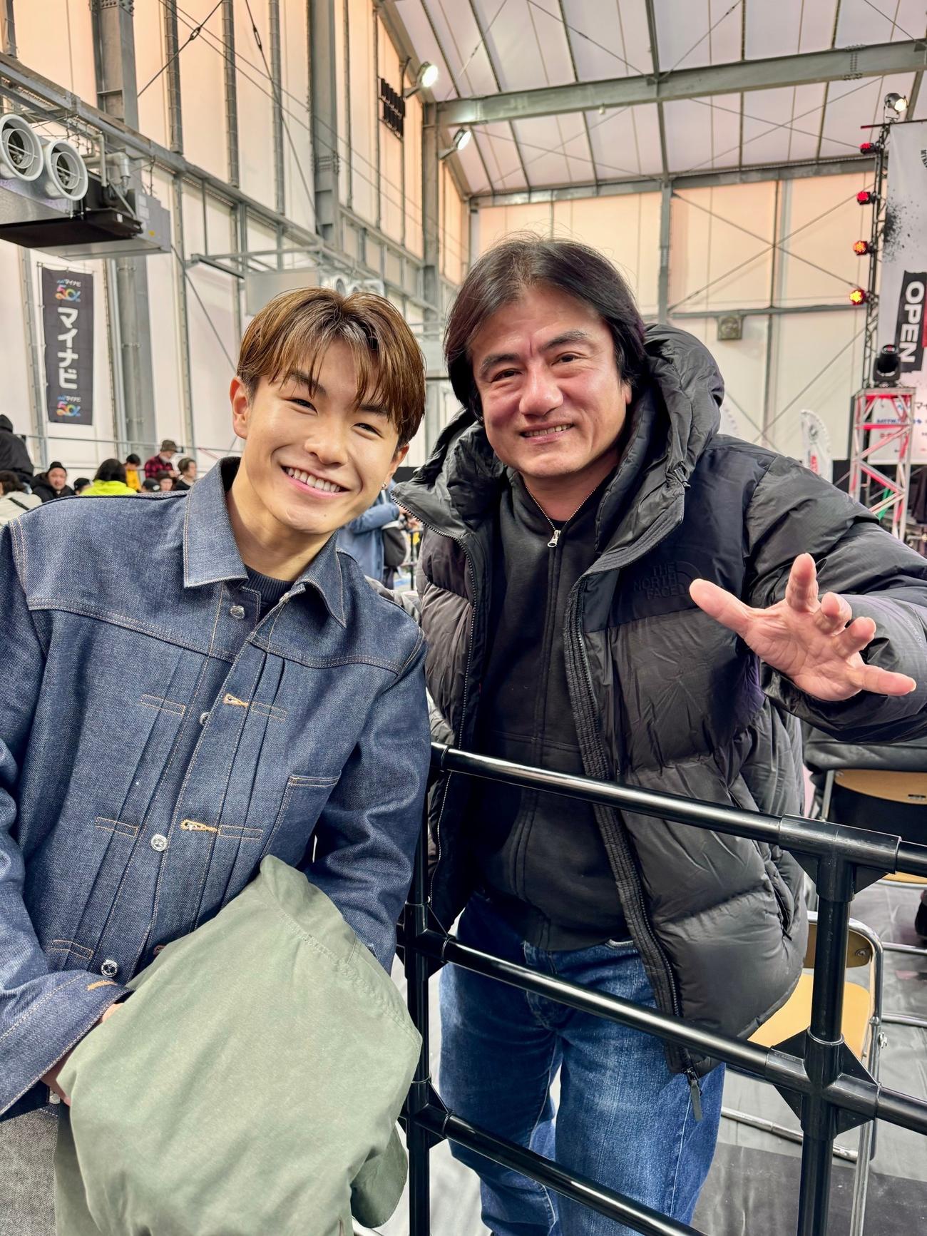24年1月、ブレイキン半井重幸（左）と日本ダンススポーツ連盟（JDSF）ブレイクダンス本部顧問を務めるマシーン原田（マシーン原田提供）