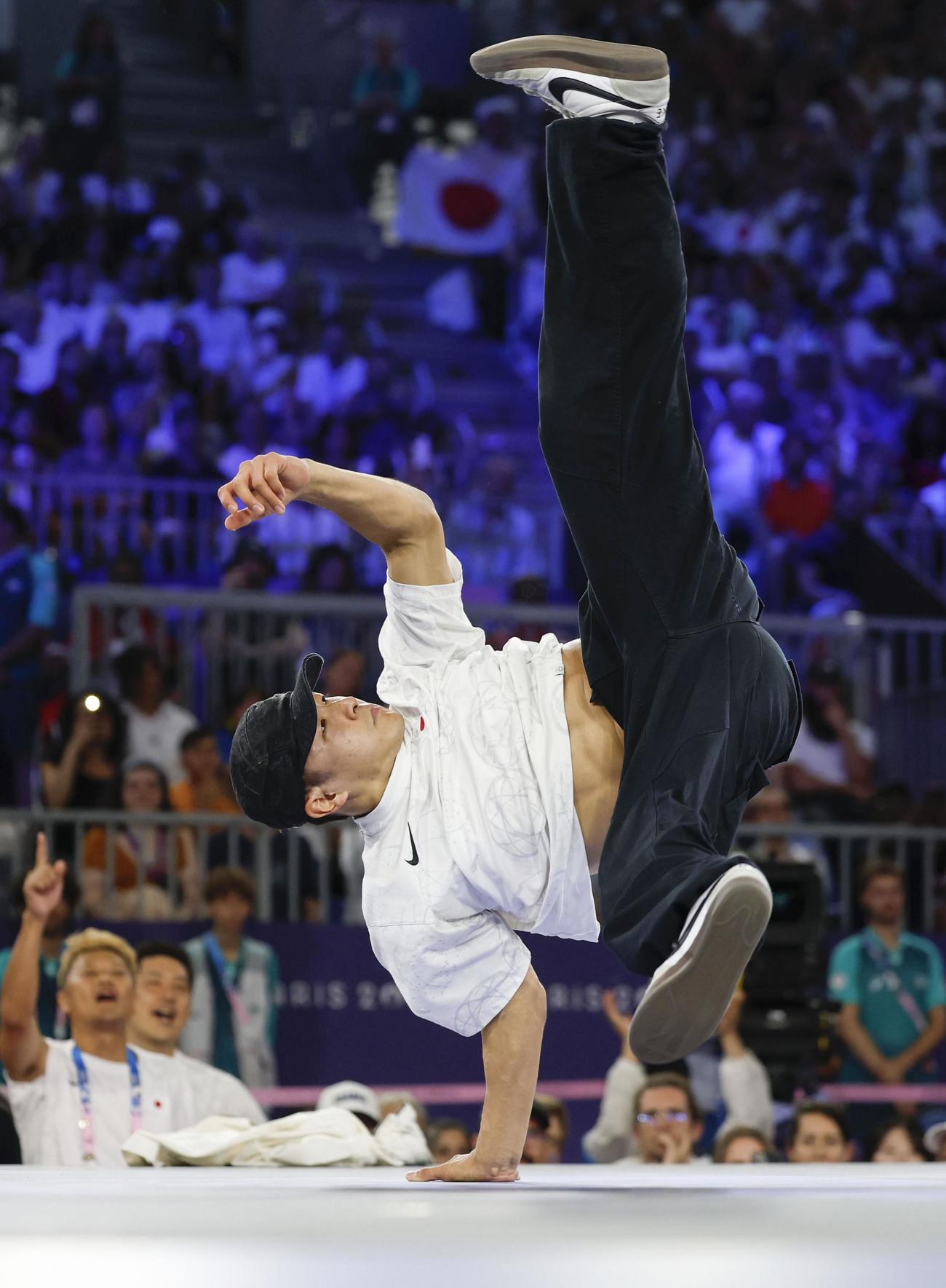 男子3位決定戦　技を繰り出す半井重幸（共同）