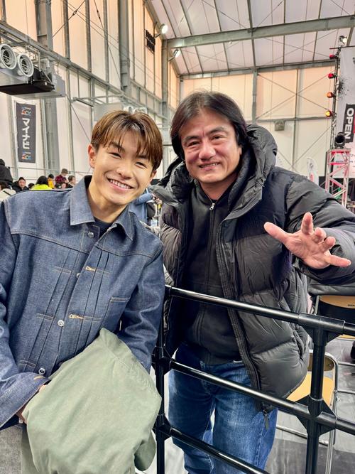 24年1月、ブレイキン半井重幸（左）と日本ダンススポーツ連盟（JDSF）ブレイクダンス本部顧問を務めるマシーン原田（マシーン原田提供）