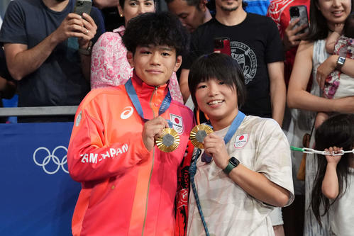 男子フリースタイル65キロ級で金メダルの清岡（左）は幼なじみの桜井と記念撮影（2024年8月11日撮影・パオロ　ヌッチ）