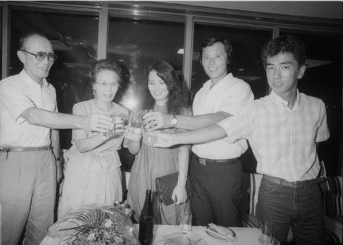 引退記念試合を終え、両親を交え乾杯する釜本一家。左から父正作さん、母ヨシエさん、妻修子さん、釜本邦茂さん、達生さん（1984年8月撮影）