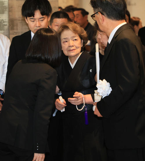 釜本邦茂さんの葬儀で支えられる妻の修子氏（2025年8月13日撮影）