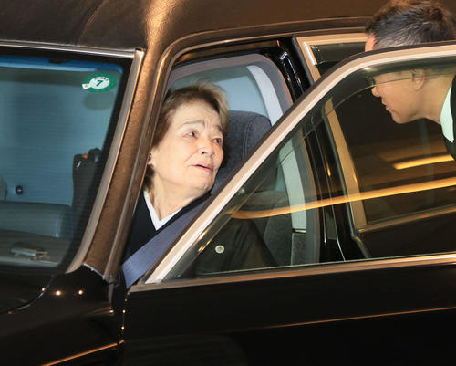 葬儀を終え釜本邦茂さんと一緒に車に乗り込む妻の修子氏（2025年8月13日撮影）