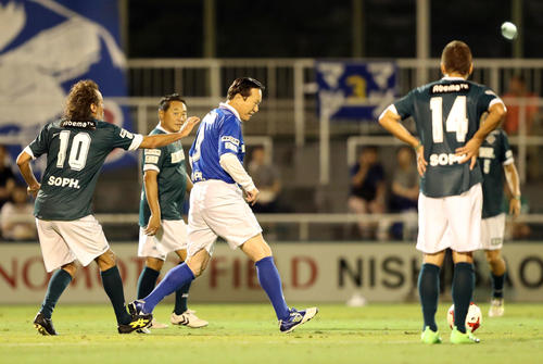 J2東京V永井秀樹ユース監督兼GM補佐引退試合　「ヴェルディレジェンズ」対「Jレジェンズ」　後半途中から出場し、パスを出す釜本邦茂氏（中央）（2017年8月撮影）