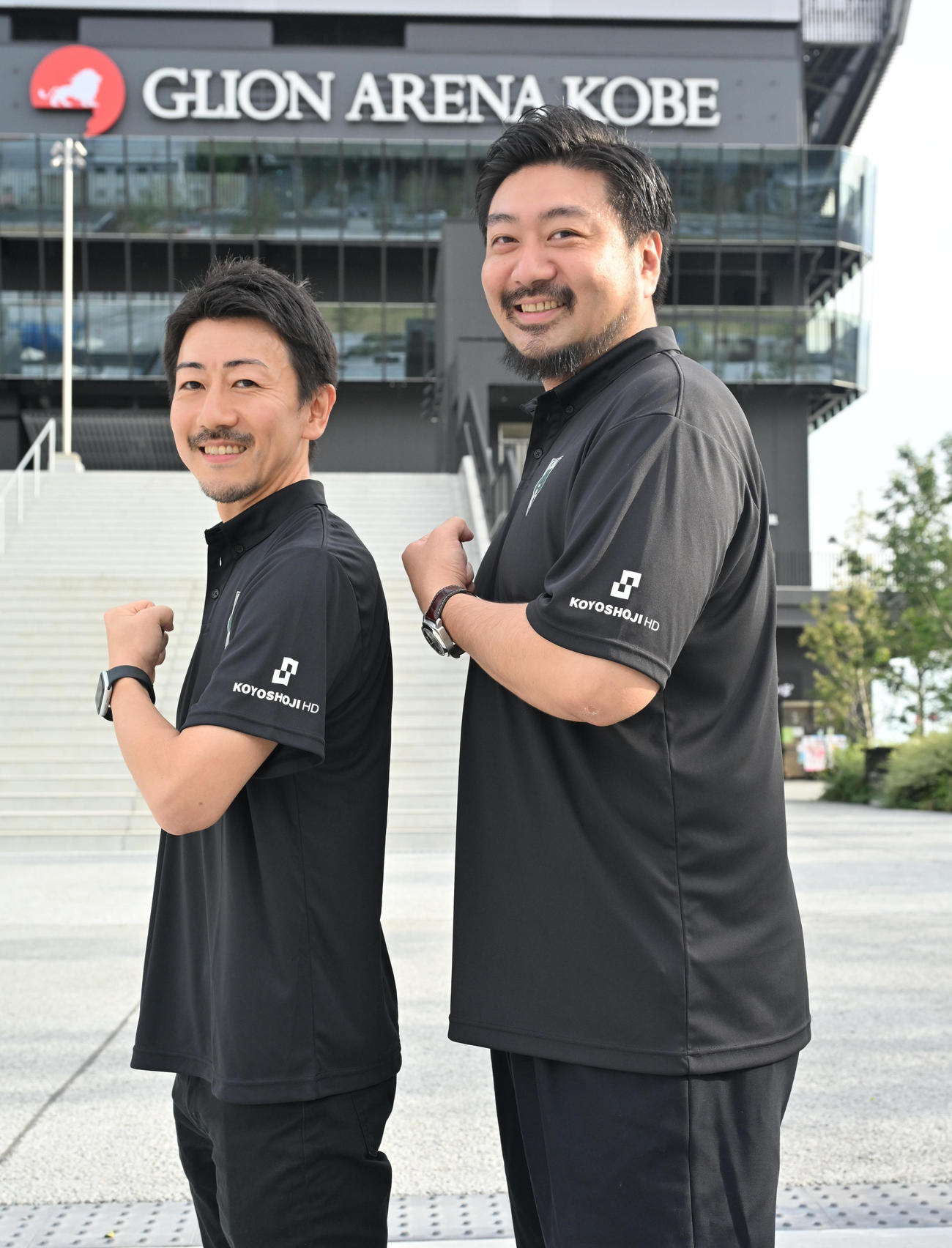 共同オーナーの川上聡一朗氏（左）と川辺泰三ヘッドコーチ