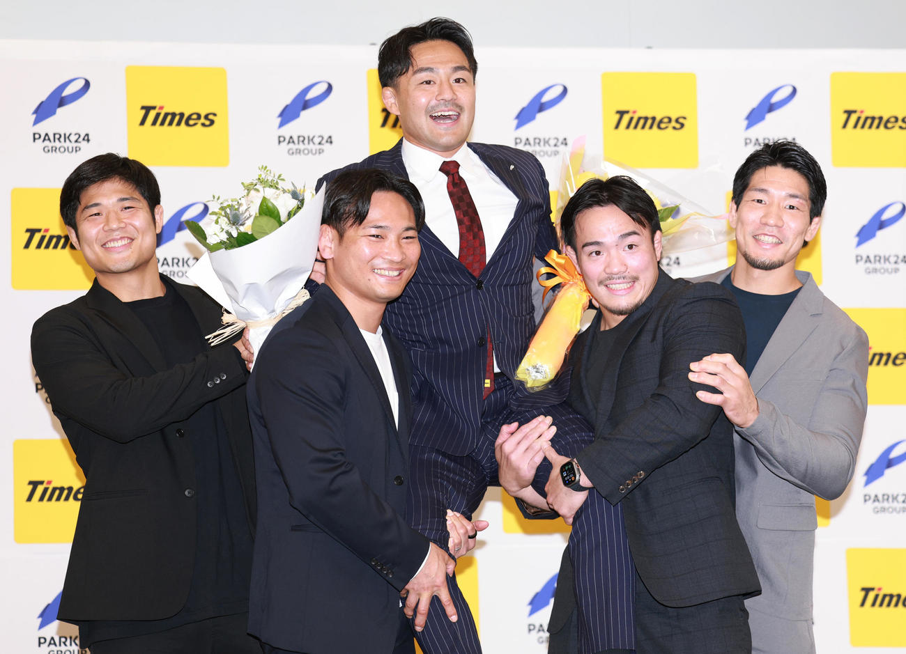 引退会見でパーク24の仲間に担がれるパリ五輪柔道男子73キロ級銅メダリストの橋本（撮影・野上伸悟）