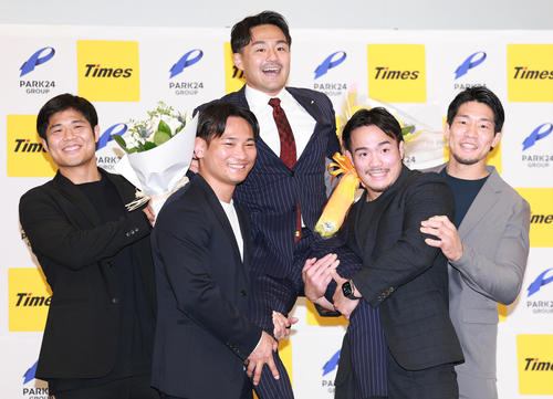 引退会見でパーク24の仲間に担がれるパリ五輪柔道男子73キロ級銅メダリストの橋本（撮影・野上伸悟）