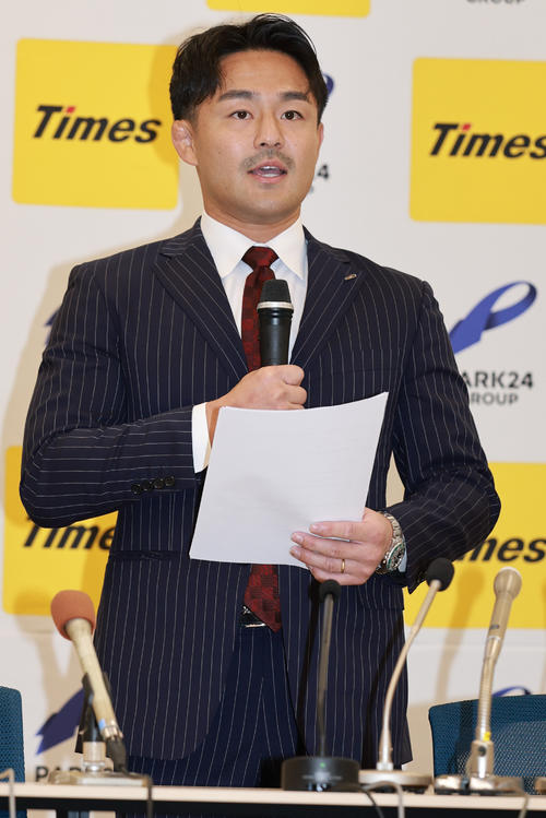 引退会見を行うパリ五輪柔道男子73キロ級銅メダリストの橋本（撮影・野上伸悟）