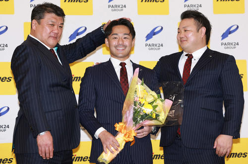 引退会見でパーク24の吉田総監督（左）、海老沼男子監督（右）にねぎらわれるパリ五輪柔道男子73キロ級銅メダリストの橋本（撮影・野上伸悟）