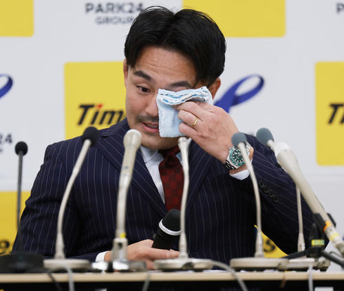 引退会見で感極まるパリ五輪柔道男子73キロ級銅メダリストの橋本（撮影・野上伸悟）